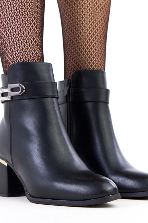 Czarne botki na słupku zdobione...