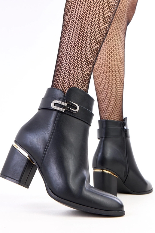 Czarne botki na słupku zdobione...