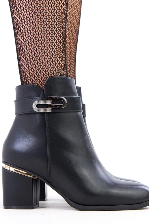 Czarne botki na słupku zdobione...