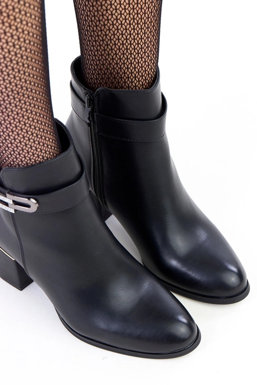 Czarne botki na słupku zdobione...