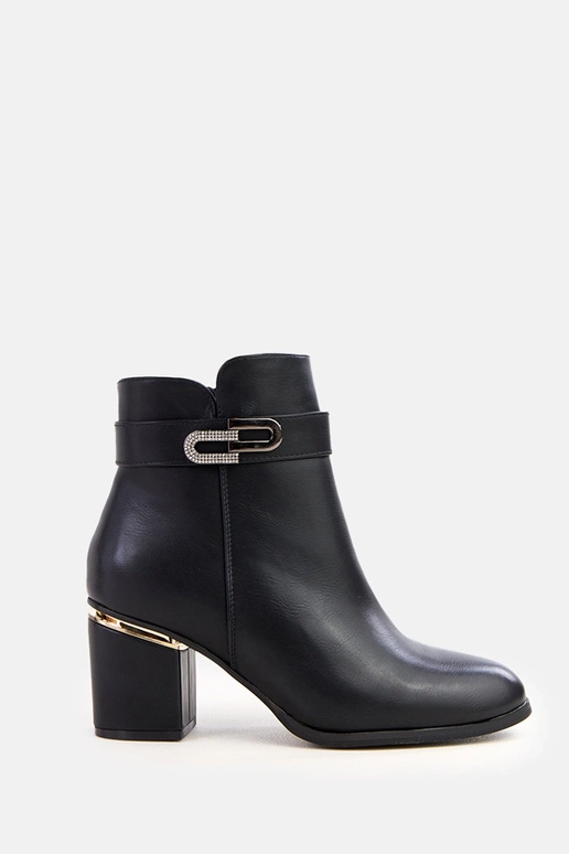 Czarne botki na słupku zdobione...