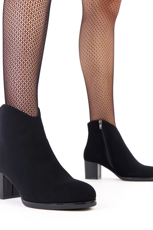 Czarne botki z delikatną ozdobą z...