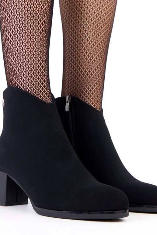 Czarne botki z delikatną ozdobą z...