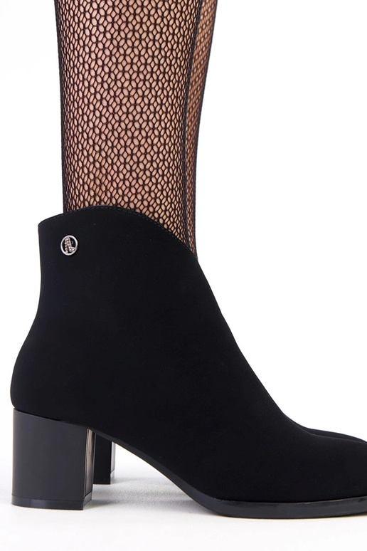 Czarne botki z delikatną ozdobą z...