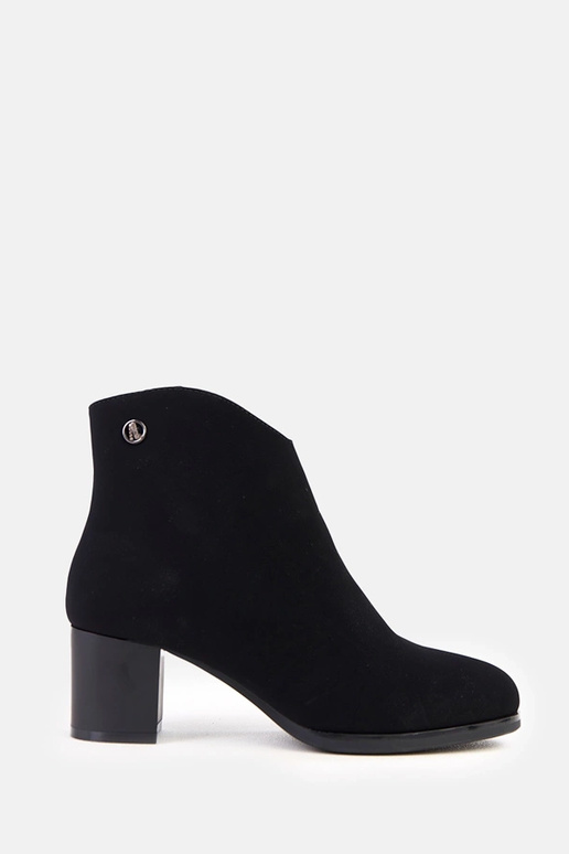 Czarne botki z delikatną ozdobą z...