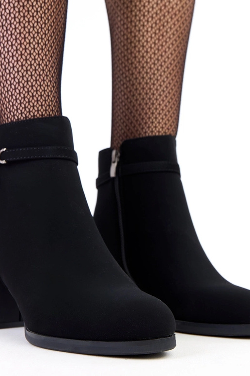 Czarne botki z ozdobnym paskiem z...