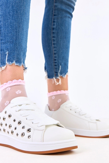 Białe sneakersy na platformie z nitami Adelis