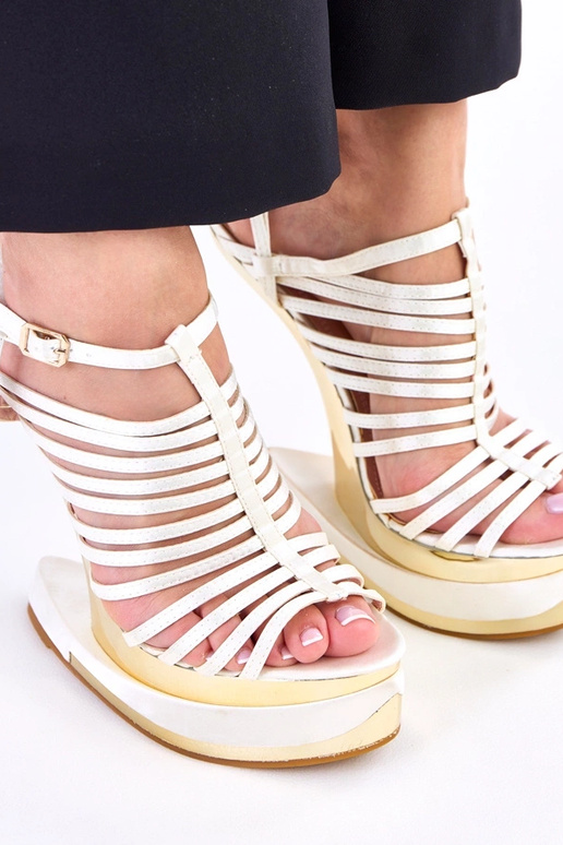 Beżowe sandały na futurystycznym...