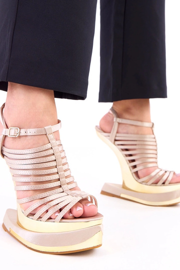 Brązowe sandały na...