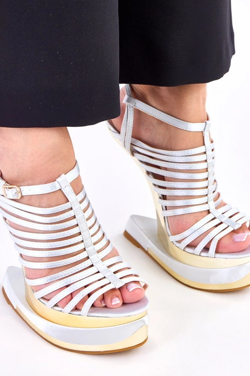 Szare sandały na futurystycznym...