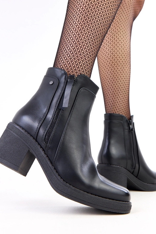 Czarne botki na słupku i delikatnej...