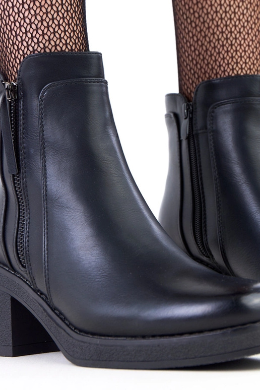 Czarne botki na słupku i delikatnej...