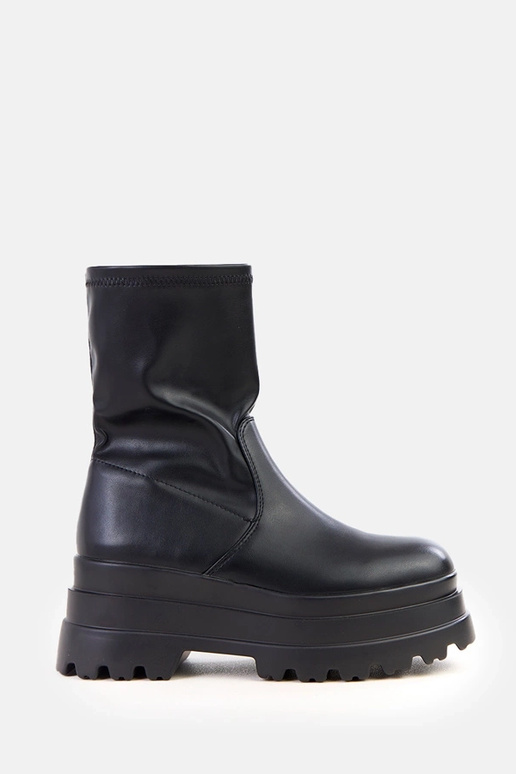 Czarne botki na masywnej platformie...