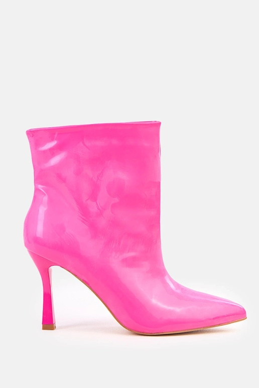 Różowe botki lakierowane na szpilce...