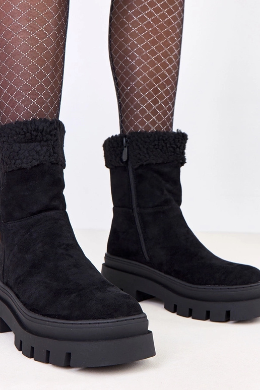 Czarne botki z futerkiem na masywnej...