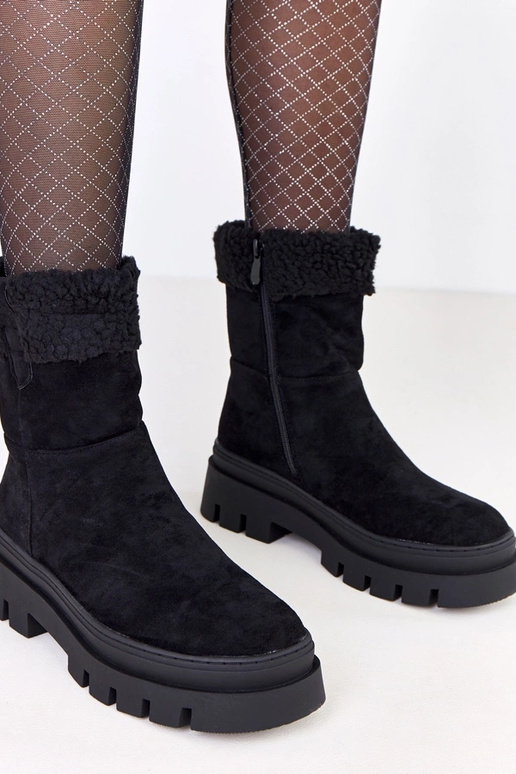 Czarne botki z futerkiem na masywnej...
