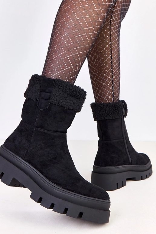 Czarne botki z futerkiem na masywnej...