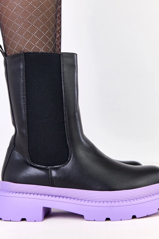 Czarne botki na fioletowej podeszwie...