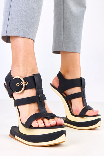 Czarne sandały na...