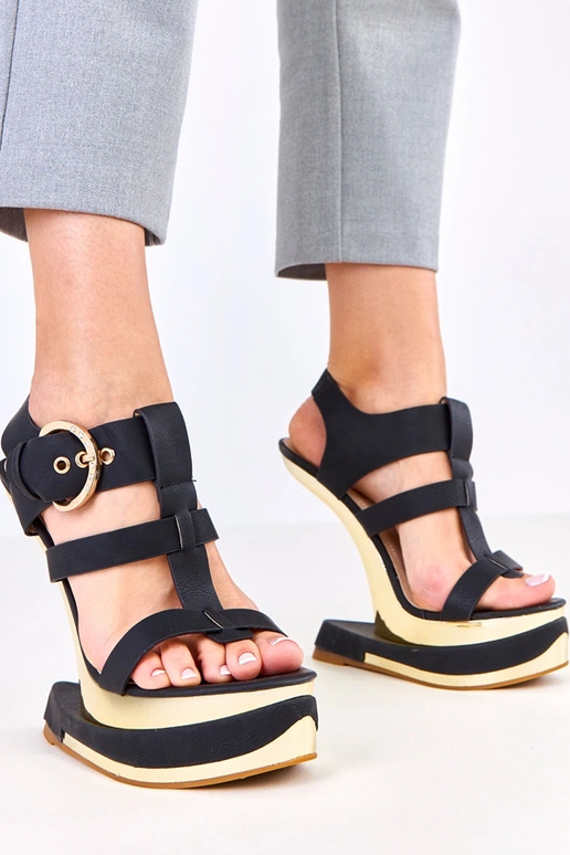 Czarne sandały na futurystycznym...