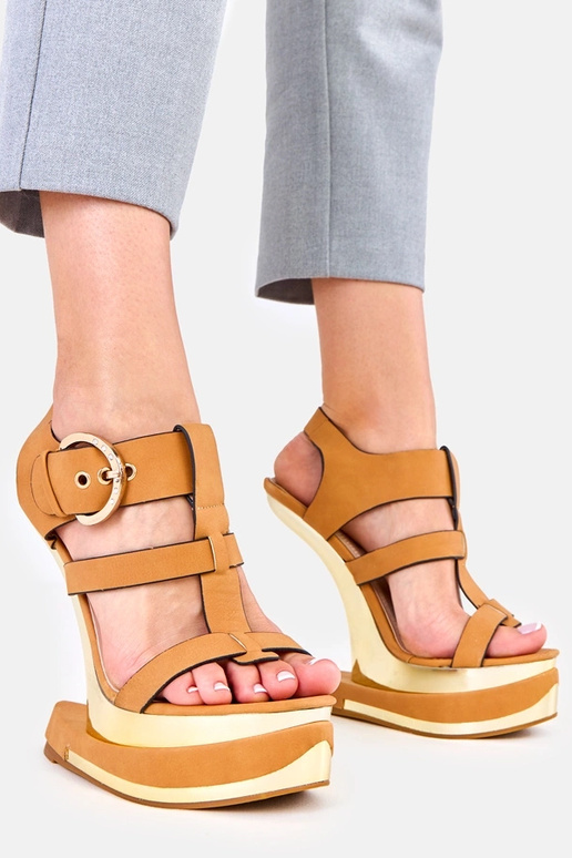 Brązowe sandały na futurystycznym...