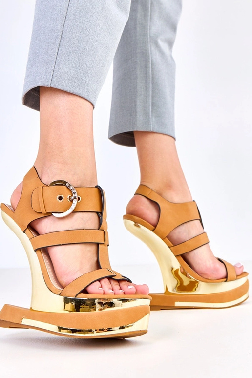 Brązowe sandały na futurystycznym...