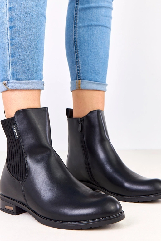 Czarne botki na płaskiej podeszwie z... Czarne botki na płaskiej podeszwie z...