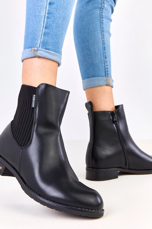 Czarne botki na płaskiej podeszwie z... Czarne botki na płaskiej podeszwie z...