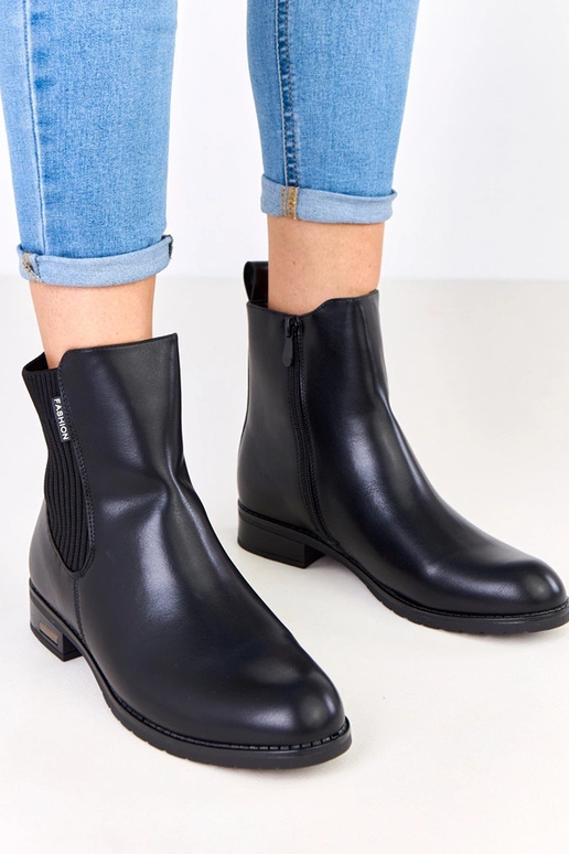 Czarne botki na płaskiej podeszwie z... Czarne botki na płaskiej podeszwie z...