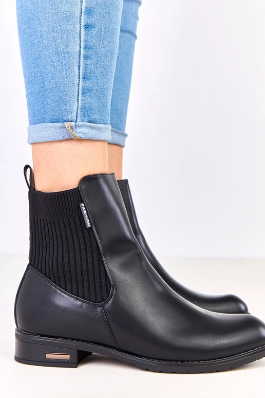 Czarne botki na płaskiej podeszwie z... Czarne botki na płaskiej podeszwie z...