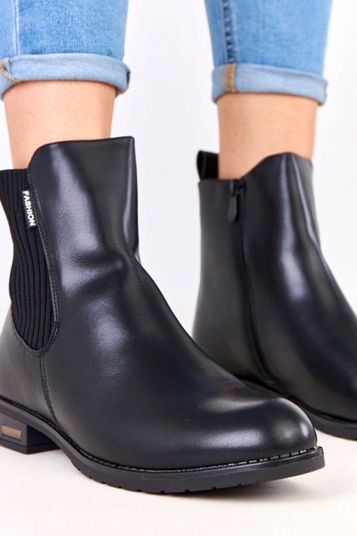 Czarne botki na płaskiej podeszwie z... Czarne botki na płaskiej podeszwie z...