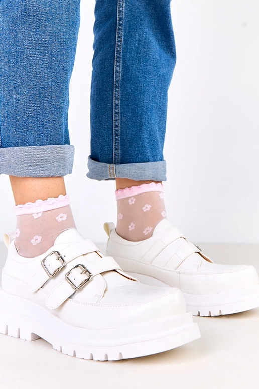 Białe półbuty na masywnej podeszwie...