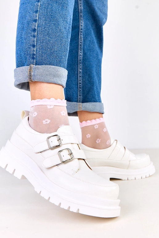 Białe półbuty na masywnej podeszwie...