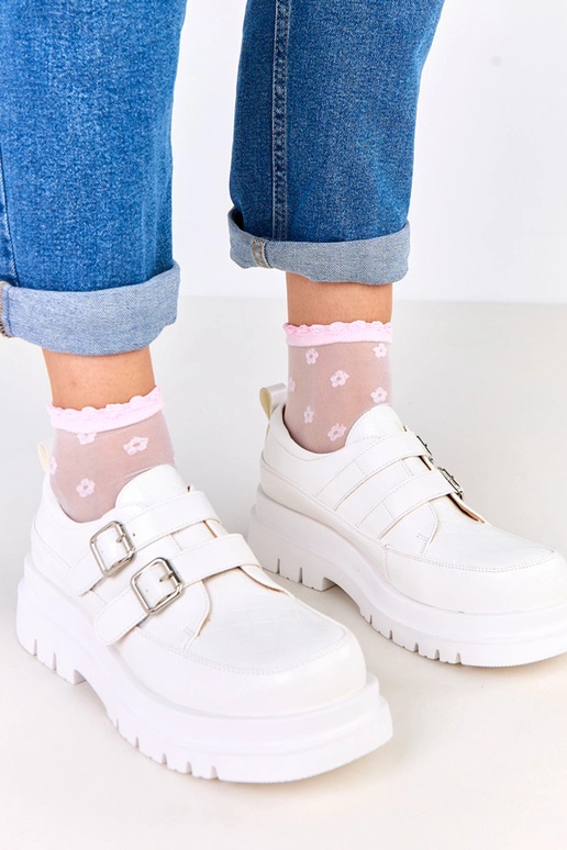 Białe półbuty na masywnej podeszwie...