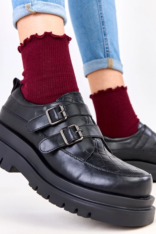 Czarne półbuty na masywnej podeszwie...