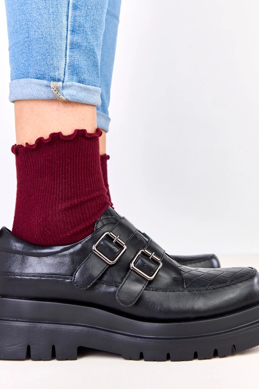 Czarne półbuty na masywnej podeszwie...