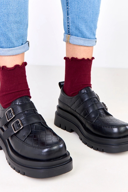 Czarne półbuty na masywnej podeszwie...