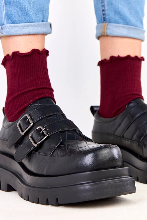 Czarne półbuty na masywnej podeszwie...