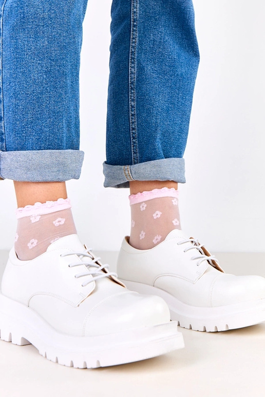 Białe półbuty na traktorowej...