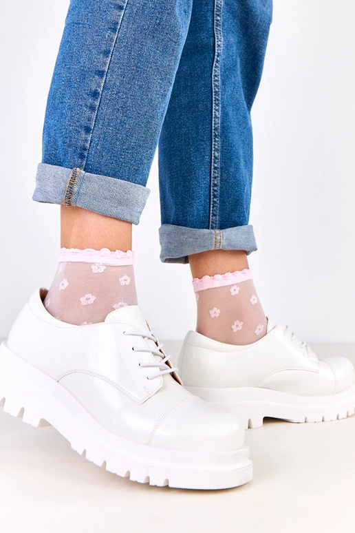 Białe półbuty na traktorowej...