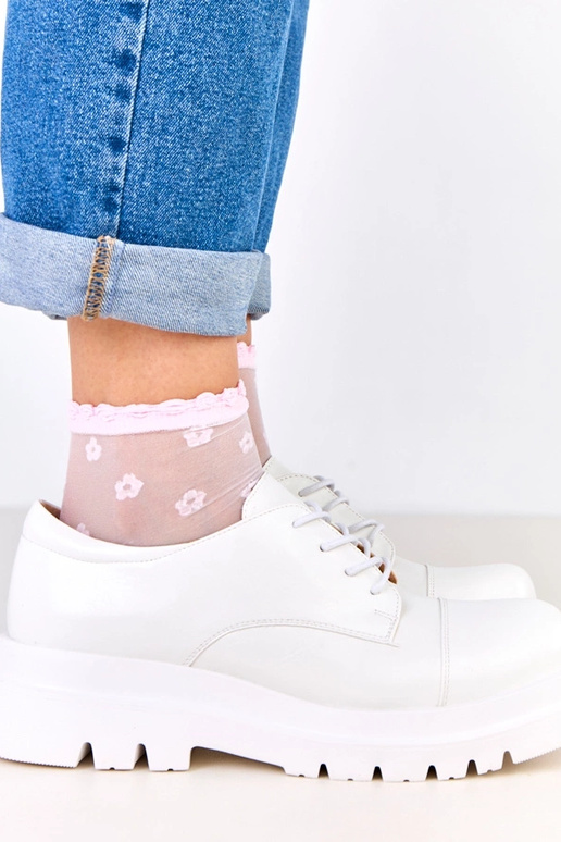 Białe półbuty na traktorowej...