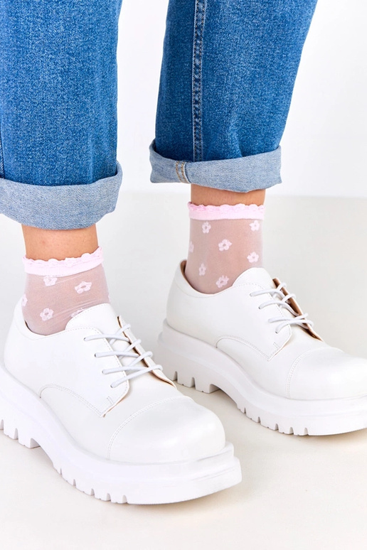 Białe półbuty na traktorowej...