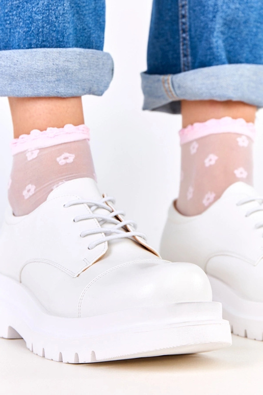 Białe półbuty na traktorowej...