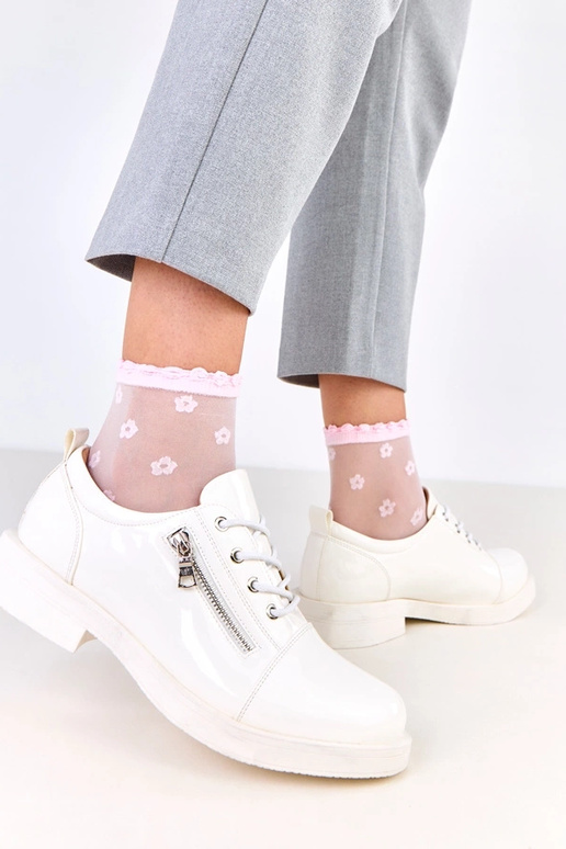 Białe lakierowane półbuty damskie...