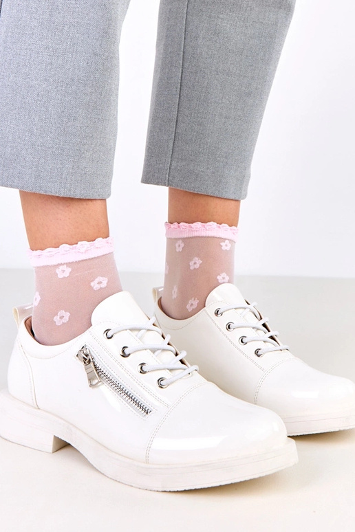 Białe lakierowane półbuty damskie...