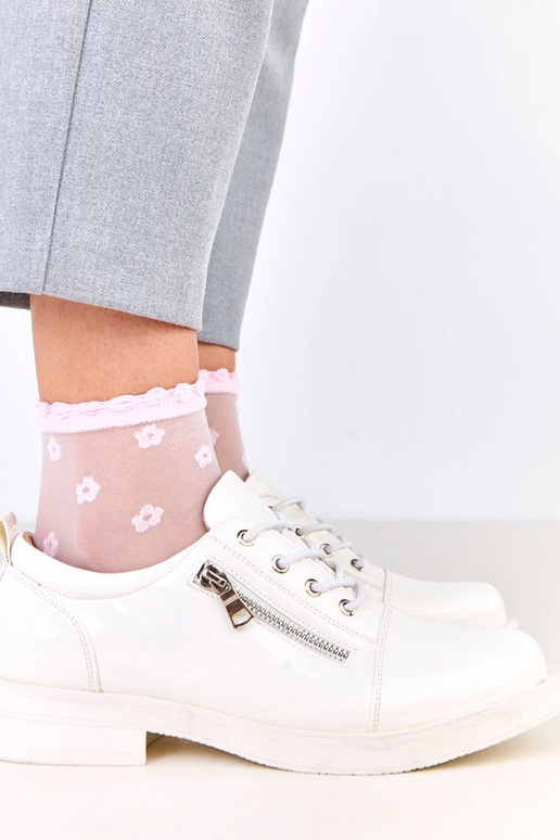 Białe lakierowane półbuty damskie...