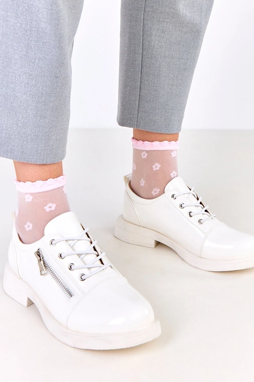 Białe lakierowane półbuty damskie...