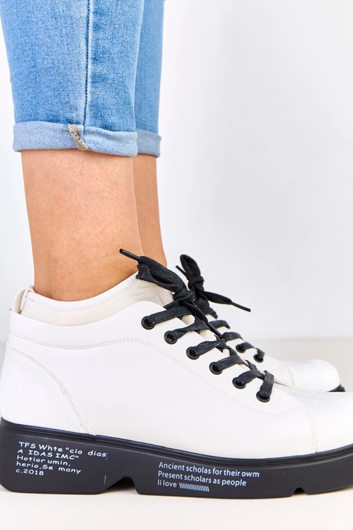 Białe półbuty z printem na podeszwie...