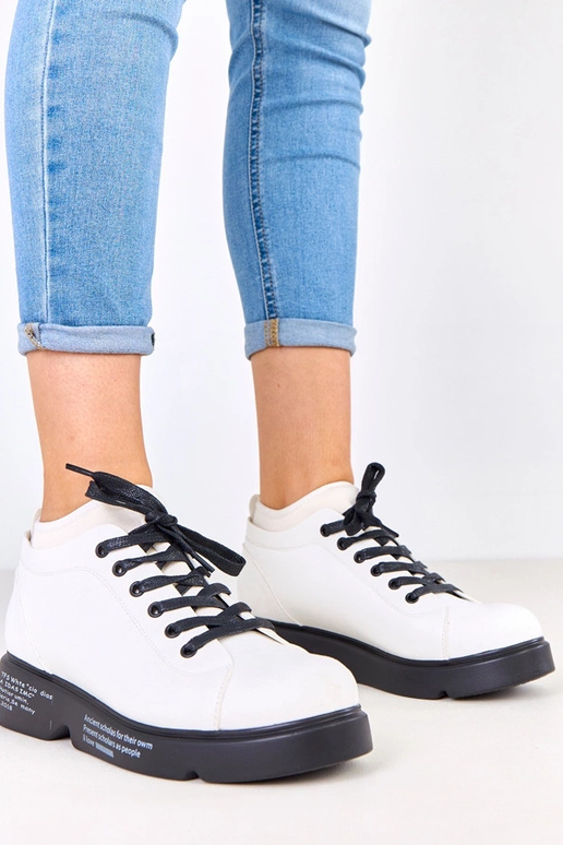 Białe półbuty z printem na podeszwie...