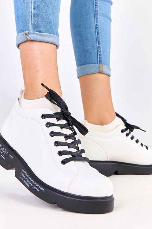 Białe półbuty z printem na podeszwie...